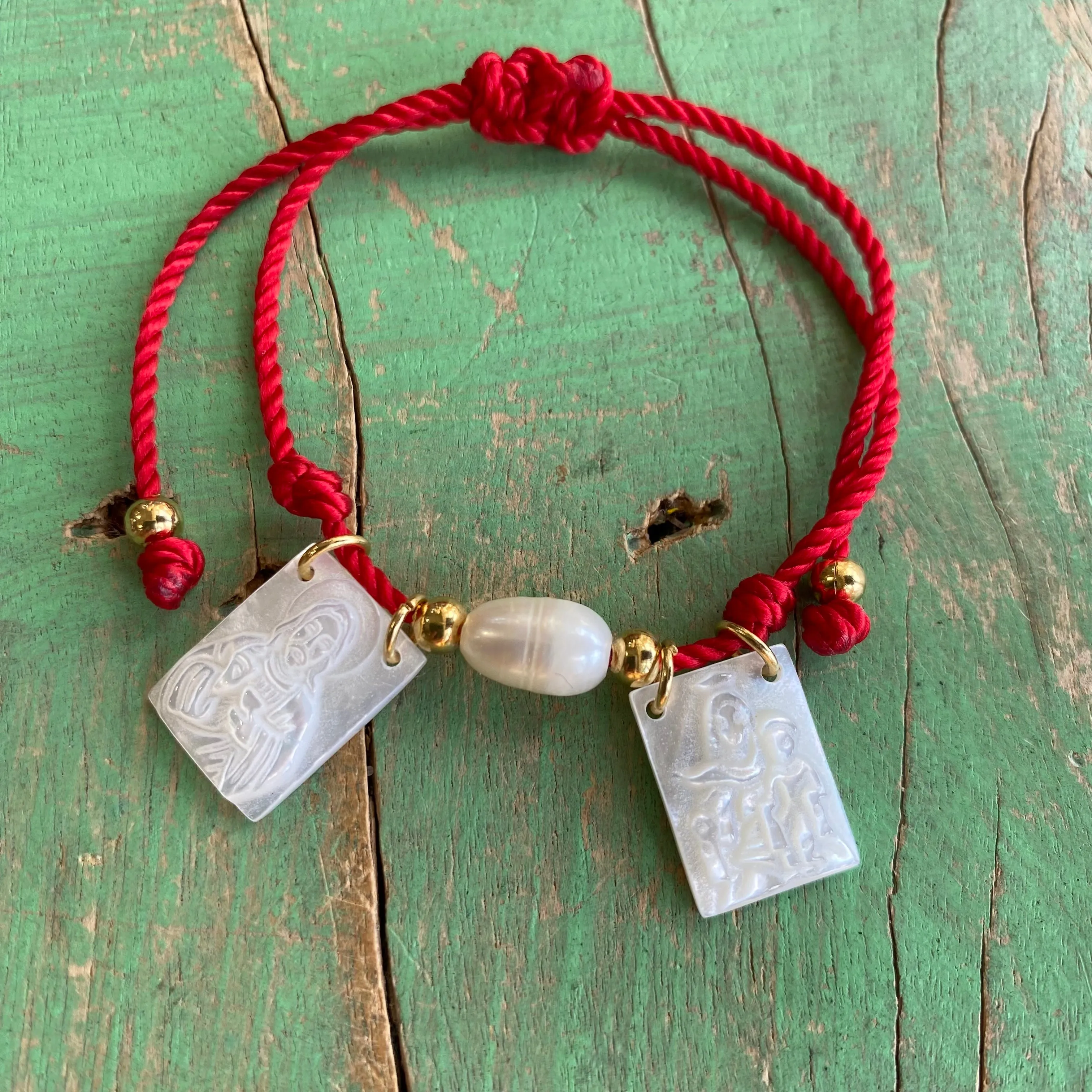 Red Scapular Shell Pearl Bracelet